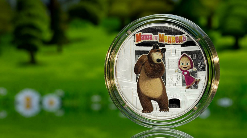 ЦБ выпустил в обращение памятные монеты с персонажами "Маши и Медведя"
