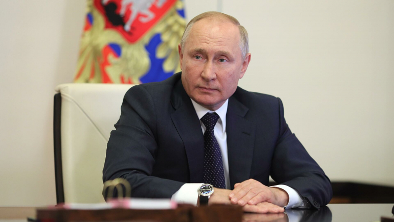 Путин поручил рассмотреть вопрос регулярных грузоперевозок по Севморпути