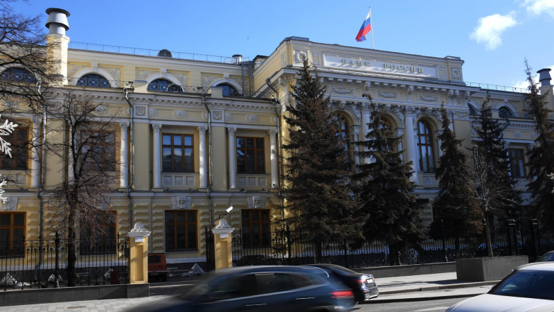 Банк России смягчил некоторые ограничения по переводу валюты за рубеж