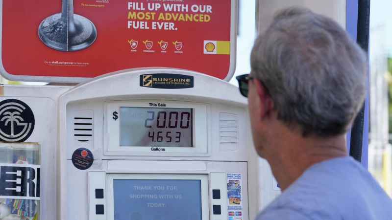 Экономист раскрыл хитрости США по сдерживанию цен на бензин