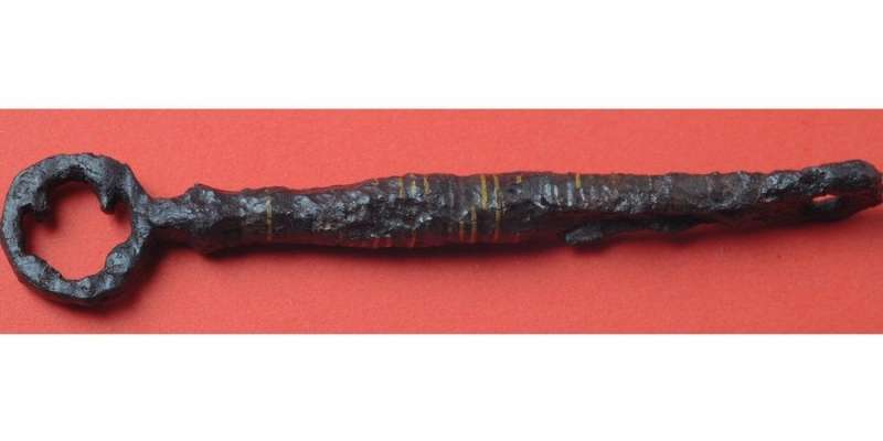 Археологи знайшли на Волині загадковий ключ, інкрустований золотом — фото