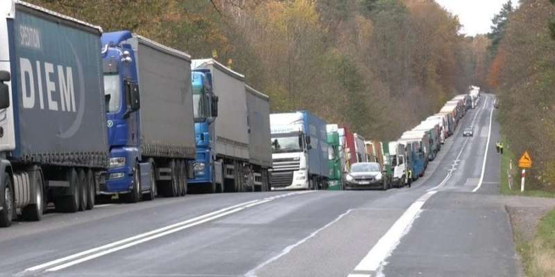 Ситуація загострюється. Збільшуються черги з вантажівок на кордоні України з Угорщиною