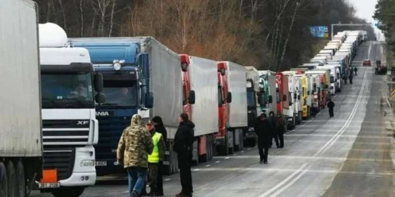 Майже на 50%. Блокуванням кордону поляки обрушили і експорт, і імпорт автотранспортом в Україну