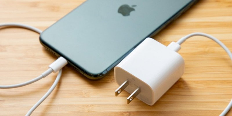 Чому небезпечно заряджати iPhone всю ніч: три головні причини