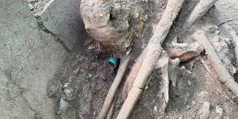 Поховали в глечику, одягли каблучку. Археологи знайшли дивовижну могилу принесеного в жертву молодого майя