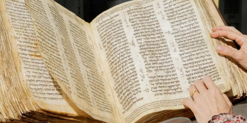 Понад $38 млн. У Нью-Йорку продали найстарішу у світі Біблію на івриті
