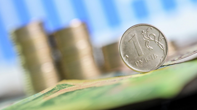 Укрепляющийся рубль замедлит инфляцию до осени, заявил эксперт